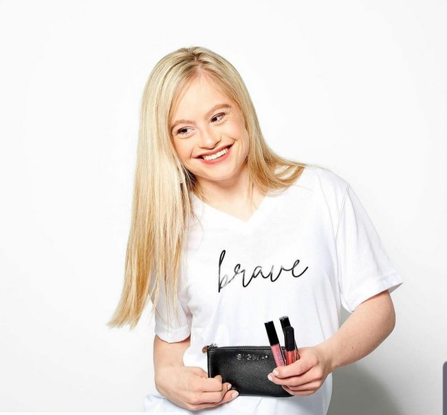 Mikayla Holmgren merupakan wanita down syndrome yang punya banyak prestasi. Kini, wanita 26 tahun itu terobsesi untuk tampil di majalah pria dewasa Sport Illustrated. Foto: Instagram