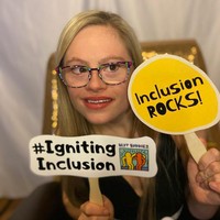 Memiliki down syndrome, aku ingin menunjukkan kepada yang lain bahwa bisa lebih diterima. Sports Illustrated Swim telah menjadi juara dalam keanekaragaman kecantikan. Sekarang saatnya memasukkan seseorang sepertiku, ungkap Mikayla, seperti dikutip dari Daily Mail. Foto: Instagram