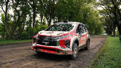Aksi Rifat Sungkar Geber Xpander AP4 di Sprint Rally