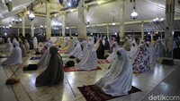 Dengan menerapkan standar protokol kesehatan ketat seperti menjaga jarak dan menggunakan masker, salat Tarawih berjamaah di Masjid Gedhe Kauman Yogyakarta.