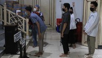 Sebelum melaksanakan salat Tarawih umat sebelumnya memeriksa suhu badan dan menggunakan hand sanitizer.