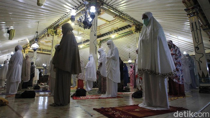 Momen Tarawih di Masjid Gedhe Kauman Yogyakarta Ibadah salat Tarawih perdana juga dilakukan warga di Masjid Gedhe kauman Yogyakarta. Salat dilakukan dengan khusyuk.