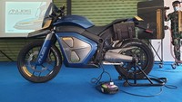 Harapan kami, motor ini segera diproduksi banyak, sehingga masyarakat bisa cepat memiliki motor listrik. Karena motor listrik ini adalah motor masa depan. Jadi atas nama Pemerintah Provinsi Jawa Barat, saya mengucapkan terima kasih atas inovasi yang diberikan PT Baran Energy, ujarnya. Foto: Luthfi Anshori/detikOto