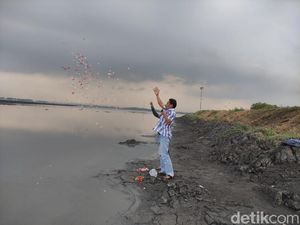 Warga Korban Lumpur Sidoarjo Nyekar di atas Tanggul Sebelum Ramadhan