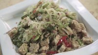Oseng waluh tempe dan pete ini merupakan masakan rumahan Jawa yang juga populer jadi menu warteg. Labu siam yang segar dan tempe yang gurih diberi bumbu cabe. Sedap rasanya. Lihat resep lengkapnya di sini. Foto: youtube@Yongki Gunawan
