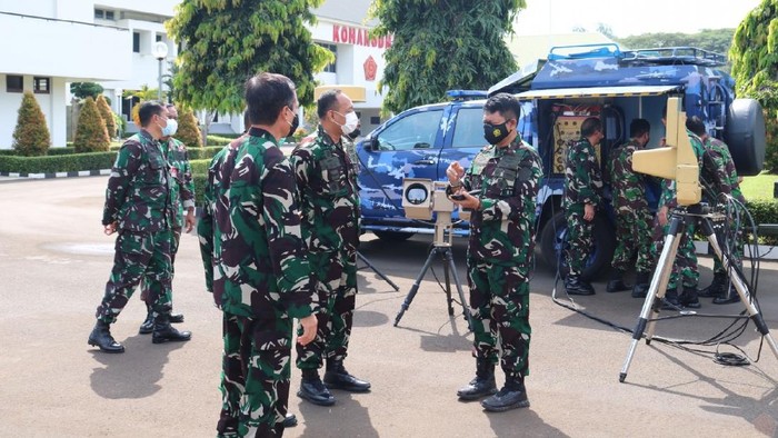 Pangkohanudnas Marsda Novyan Samyoga mengecek kondisi alat antidrone ini