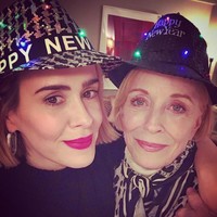 7. Sarah Paulson dan Holland TaylorDalam sebuah wawancara di acara Watch What Happens Live, aktris Sarah Paulson mengungkap bagaimana ia bertemu pasangannya. Ia mengaku jika hubungan mereka berawal dari Twitter. Holland lah yang pertama kali menghubungi pemain American Horror Story tersebut lewat DM. Foto: Instagram