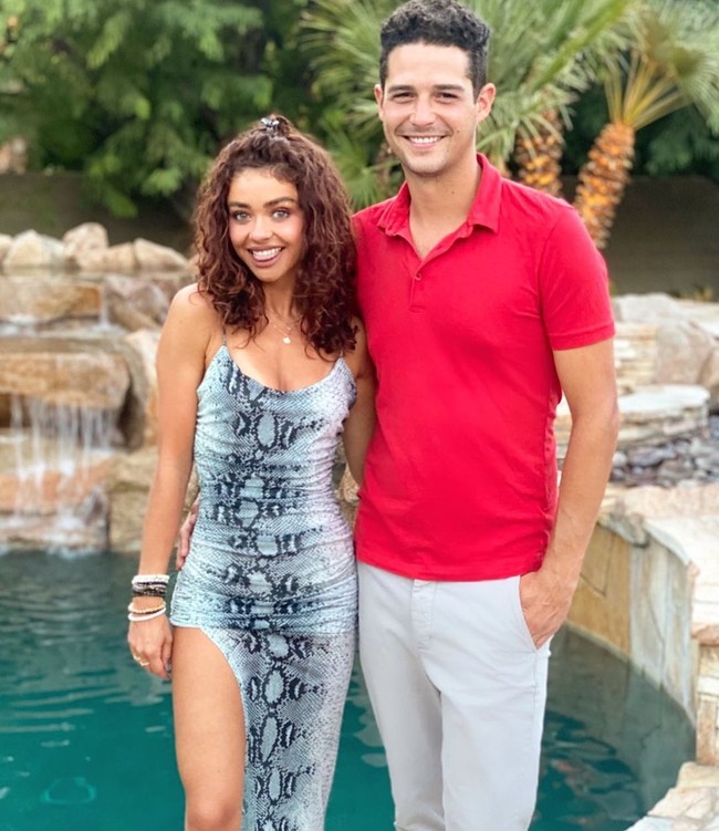 8. Sarah Hyland dan Wells AdamsKisah cinta Sarah Hyland dan Wells Adams dibilang seperti film komedi romantis. Hal itu berawal ketika Sarah menonton The Bachelorette yang dibintangi Wells lalu mengungkap di Twitter bahwa pria tersebut terlihat lucu. Setelah itu Wells mulai menghubunginya di DM dan akhirnya berpacaran. Foto: Instagram