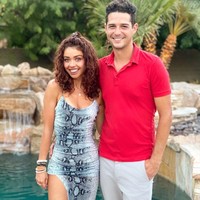 8. Sarah Hyland dan Wells AdamsKisah cinta Sarah Hyland dan Wells Adams dibilang seperti film komedi romantis. Hal itu berawal ketika Sarah menonton The Bachelorette yang dibintangi Wells lalu mengungkap di Twitter bahwa pria tersebut terlihat lucu. Setelah itu Wells mulai menghubunginya di DM dan akhirnya berpacaran. Foto: Instagram