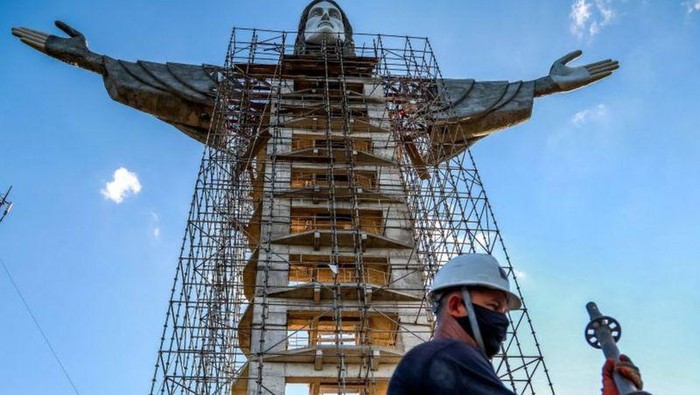Patung Yesus Penebus Patung Yesus raksasa din Encantado, Brasil, yang tengah dibangun.