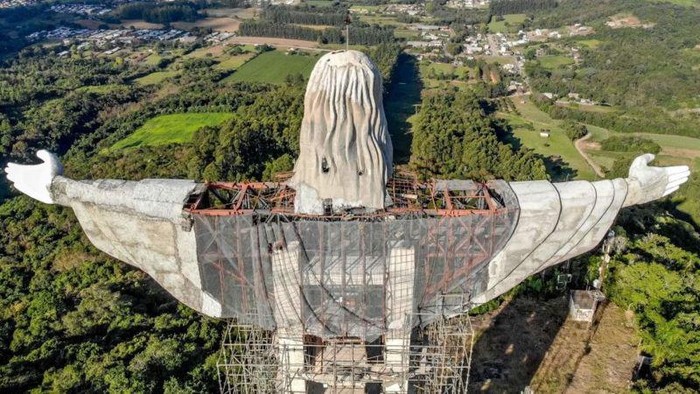 Patung Yesus Penebus Patung Yesus raksasa din Encantado, Brasil, yang tengah dibangun.
