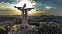 Patung itu memiliki tinggi 43 meter, membuatnya menjadi patung Yesus tertinggi ketiga di dunia. Patung itu juga lebih tinggi dari patung Yesus yang telah dibangun Brasil sebelumnya di Rio Janeiro yang memiliki tinggi 38 meter.