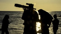 Dua orang petugas rukyat meneropong posisi Hilal (bulan) guna menentukan 1 Ramadhan 1442 H di pos observasi taman wisata pantai Loang Baloq, Ampenan, Mataram, NTB, Senin (12/4/2021). ANTARA FOTO/Ahmad Subaidi.