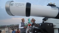 Petugas meneropong posisi hilal saat dilakukan rukyatul hilal guna menentukan awal bulan Ramadhan 1442 H di Observatorium IAIN Madura, Pamekasan, Jawa Timur. ANTARA FOTO/Saiful Bahri.