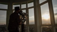 Petugas pemantau hilal melihat matahari terbenam menggunakan teleskop saat kegiatan Pemantauan Hilal di Laboratorium Astronomi dan Ilmu Falak MAN I Solo, Jawa Tengah, Senin (12/4/2021). Pemantauan hilal atau rukyatul hilal tersebut dilaksanakan untuk menetapkan awal I Ramadhan 1442 H. ANTARA FOTO/Mohammad Ayudha.