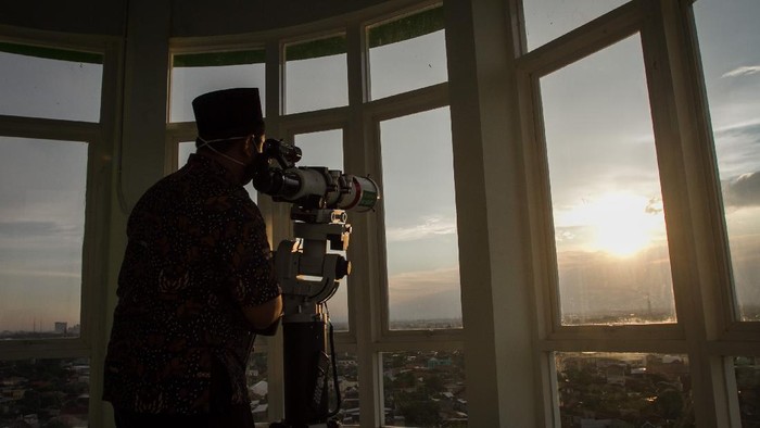 Petugas mengamati posisi hilal menggunakan teropong saat pemantauan Hilal di Pantai Jerman, Kuta, Badung, Bali, Senin (12/4/2021). Pengamatan yang dilakukan di kawasan Bali selatan untuk menentukan awal Ramadhan 1442 H tersebut tidak berhasil melihat Hilal karena tertutup awan tebal. ANTARA FOTO/Fikri Yusuf/foc.