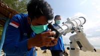Petugas Badan Meteorologi, Klimatologi, dan Geofisika (BMKG) Aceh Besar mempersiapkan teleskop untuk memantau hilal penetapan awal Ramadhan 2021 di pesisir pantai Lhoknga, Aceh Besar, Aceh, Senin (12/5/2021). Kementerian Agama bersama BMKG menggelar pemantauan hilal (rukyatul hilal) di 86 lokasi yang tersebar di 34 provinsi untuk menentukan rukyatul hilal Ramadhan 1442 Hijriah .ANTARA FOTO / Irwansyah Putra