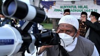 Petugas mengamati posisi hilal menggunakan teropong saat pemantauan Hilal di Pantai Jerman, Kuta, Badung, Bali, Senin (12/4/2021). Pengamatan yang dilakukan di kawasan Bali selatan untuk menentukan awal Ramadhan 1442 H tersebut tidak berhasil melihat Hilal karena tertutup awan tebal. ANTARA FOTO/Fikri Yusuf.