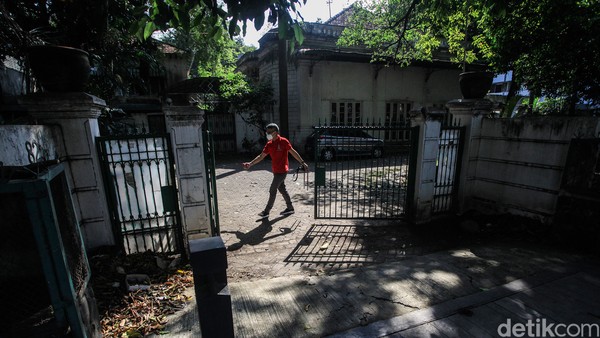 Bangunan tersebut berlokasi di Jalan Cikini Raya nomor 80-82, Jakarta Pusat. Berdasarkan cuitan akun @Kemlu_RI pada 2016, rumah tersebut merupakan kantor pertama Kemlu. Foto: Ari Saputra Bangunan tersebut berlokasi di Jalan Cikini Raya nomor 80-82, Jakarta Pusat. Berdasarkan cuitan akun @Kemlu_RI pada 2016, rumah tersebut merupakan kantor pertama Kemlu. Foto: Ari Saputra