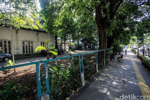 Lalu, berdasarkan informasi yang diiklankan melalui akun @kristohouse, rumah tersebut berdiri di atas tanah seluas 2.916 meter persegi, dengan luas bangunan 1.676 meter persegi. Foto: Ari Saputra Lalu, berdasarkan informasi yang diiklankan melalui akun @kristohouse, rumah tersebut berdiri di atas tanah seluas 2.916 meter persegi, dengan luas bangunan 1.676 meter persegi. Foto: Ari Saputra