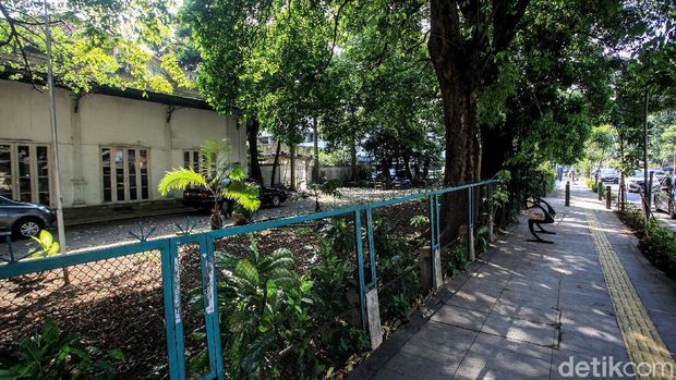 Viral kantor pertama Kementerian Luar Negeri (Kemlu) diiklankan di media sosial. Bangunan tersebut adalah rumah milik Menteri Luar Negeri pertama Raden Achmad Soebardjo Djojoadisoerjo atau yang lebih dikenal dengan Achmad Soebardjo yang dijadikan kantor sementara Kemlu pada era kemerdekaan Indonesia.