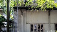Seorang agen properti yang memasarkan bangunan tersebut mengatakan, keluarga mendiang Achmad Soebardjo yang ingin menjual rumah tersebut. Ia mengatakan, kepemilikan rumah tersebut masih atas nama Achmad Soebardjo, sehingga bukan milik negara ataupun cagar budaya. Foto: Ari Saputra