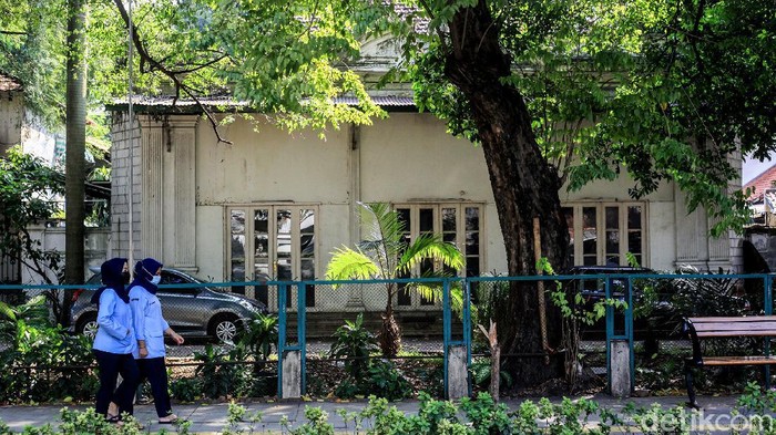 Viral kantor pertama Kementerian Luar Negeri (Kemlu) diiklankan di media sosial. Bangunan tersebut adalah rumah milik Menteri Luar Negeri pertama Raden Achmad Soebardjo Djojoadisoerjo atau yang lebih dikenal dengan Achmad Soebardjo yang dijadikan kantor sementara Kemlu pada era kemerdekaan Indonesia.
