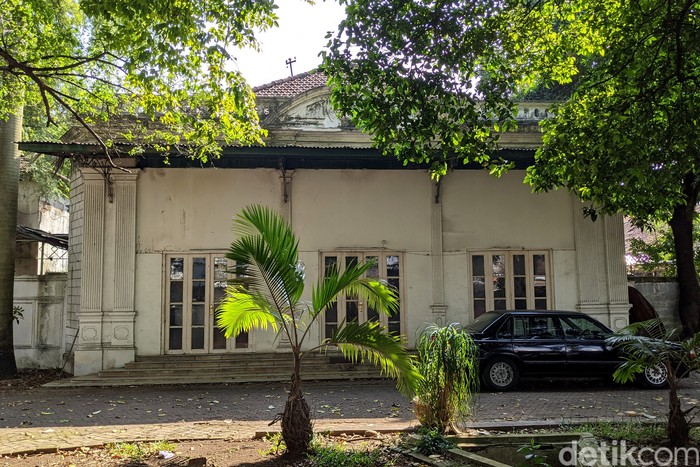 Penampakan Rumah Eks Menlu Achmad Soebardjo yang Dijual Rp 200 M Viral kantor pertama Kementerian Luar Negeri (Kemlu) diiklankan di media sosial. Bangunan tersebut adalah rumah milik Menteri Luar Negeri pertama Raden Achmad Soebardjo Djojoadisoerjo atau yang lebih dikenal dengan Achmad Soebardjo yang dijadikan kantor sementara Kemlu pada era kemerdekaan Indonesia.