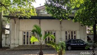 Viral kantor pertama Kementerian Luar Negeri (Kemlu) diiklankan di media sosial. Bangunan tersebut adalah rumah milik Menteri Luar Negeri pertama Raden Achmad Soebardjo Djojoadisoerjo atau yang lebih dikenal dengan Achmad Soebardjo yang dijadikan kantor sementara Kemlu pada era kemerdekaan Indonesia.  Foto: Ari Saputra