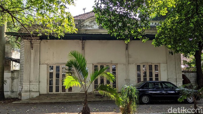 Penampakan Rumah Eks Menlu Achmad Soebardjo yang Dijual Rp 200 M Viral kantor pertama Kementerian Luar Negeri (Kemlu) diiklankan di media sosial. Bangunan tersebut adalah rumah milik Menteri Luar Negeri pertama Raden Achmad Soebardjo Djojoadisoerjo atau yang lebih dikenal dengan Achmad Soebardjo yang dijadikan kantor sementara Kemlu pada era kemerdekaan Indonesia.