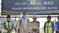 Putra Mahkota Abu Dhabi Sheikh Mohamed Bin Zayed (tengah) bersama Menteri PUPR Basuki Hadimuljono (kedua kanan) memberi sambutan saat peresmian pergantian nama tol Jakarta-Cikampek II layang di Bekasi, Jawa Barat, Senin (12/4/2021). ANTARA FOTO/Fakhri Hermansyah