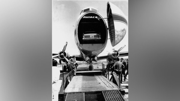 Pada akhir 1950-an, pengusaha penerbangan legendaris Freddie Laker melihat sebuah peluang. Meski bernasib buruk pada akhirnya, ia membangun maskapai berbiaya rendah yang lebih baik dan besar untuk mengangkut mobil pada tahun 1970-an dan awal 80-an.
