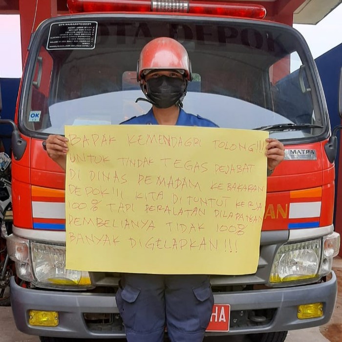 Petugas Damkar Depok Sampaikan Protes Dugaan Korupsi di Dinas Damkar Depok