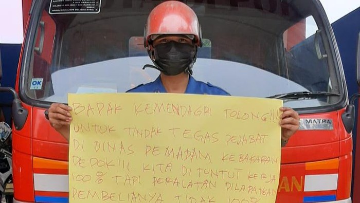 Petugas Damkar Depok Sampaikan Protes Dugaan Korupsi di Dinas Damkar Depok