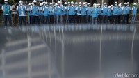 Petugas siaga kelistrikan PLN Unit Induk Distribusi Jakarta Raya mengikuti Apel Kesiapan Kelistrikan Jelang Ramadhan, di PLN UID Jakarta Raya Senin, (12/4/2021). Apel dilaksanakan untuk memastikan pasokan listrik selama ramadhan aman.