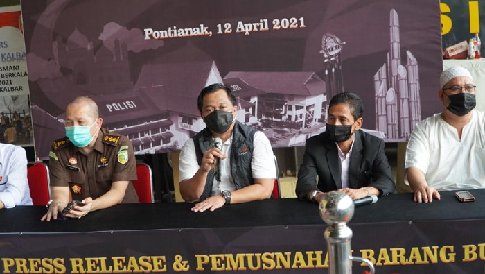 Polda Kalbar bongkar praktik judi di Kampung Beting. Foto dikirim Dirkrimum Polda Kalbar Kombes Luthfie Sulistiawan.