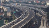 Ada Perbaikan Jalan, Lalin di Tol Layang MBZ Arah Cikampek Macet