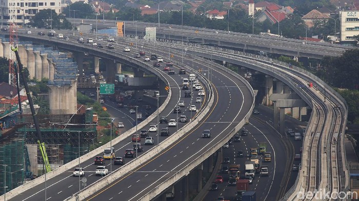 Kendaraan melintasi Jalan Layang MBZ Sheikh Mohamed Bin Zayed di Kota Bekasi, Jawa Barat, Senin (12/4/2021).