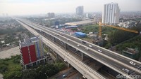 Kendaraan melintasi Jalan Layang MBZ Sheikh Mohamed Bin Zayed di Kota Bekasi, Jawa Barat, Senin (12/4/2021).   