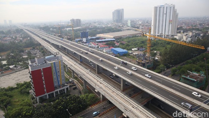 Kendaraan melintasi Jalan Layang MBZ Sheikh Mohamed Bin Zayed di Kota Bekasi, Jawa Barat, Senin (12/4/2021).