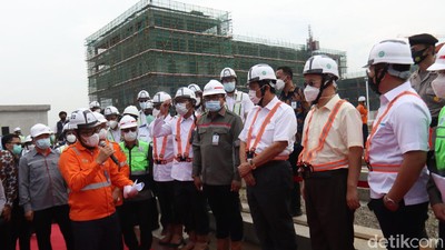 Potret Luhut dan Budi Karya Tinjau Depo Kereta Cepat Tegalluar
