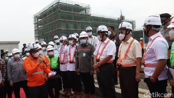 Menko Maritim dan Investasi Luhut Binsar Pandjaitan bersama Menteri Perhubungan Budi Karya Sumadi melakukan peninjuan ke Depo Kereta Cepat Tegalluar, Rancaekek, Kabupaten Bandung, Jawa Barat. Keduanya tiba di Depo Kereta Cepat Tegalluar sekitar Pukul 10.00 WIB, Senin (12/4/2021).