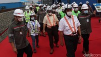 Setibanya di Depo Kereta Cepat Tegalluar, mereka langsung melihat rel Kereta Cepat Jakarta Bandung (KJCB) yang diangkut kereta api (KA) dari Stasiun Pelabuhan Cilacap ke Rancaekek Bandung.  