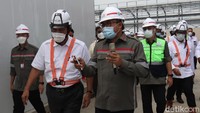 Luhut dan Budi juga melihat langsung, proses pengelasan atau penambangan rel Kereta Cepat sepanjang 50 meter menjadi 500 meter. Dengan mengunjungi ruangan Rel Distribution Workshop, Welding Station, Heat Treatmet Station hingga Air Coolde Granding.  