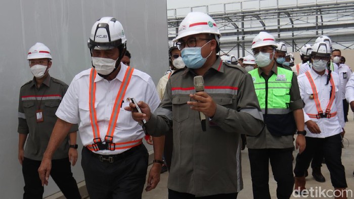 Menko Maritim dan Investasi Luhut Binsar Pandjaitan bersama Menteri Perhubungan Budi Karya Sumadi melakukan peninjuan ke Depo Kereta Cepat Tegalluar, Rancaekek, Kabupaten Bandung, Jawa Barat. Keduanya tiba di Depo Kereta Cepat Tegalluar sekitar Pukul 10.00 WIB, Senin (12/4/2021).