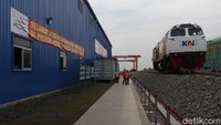 Dirut KCIC Dwiyana Selamet Riyadi menyebut, saat ini sudah sampai tiga KA pengangkut rel kereta cepat yang dikirim dari Cilacap.  