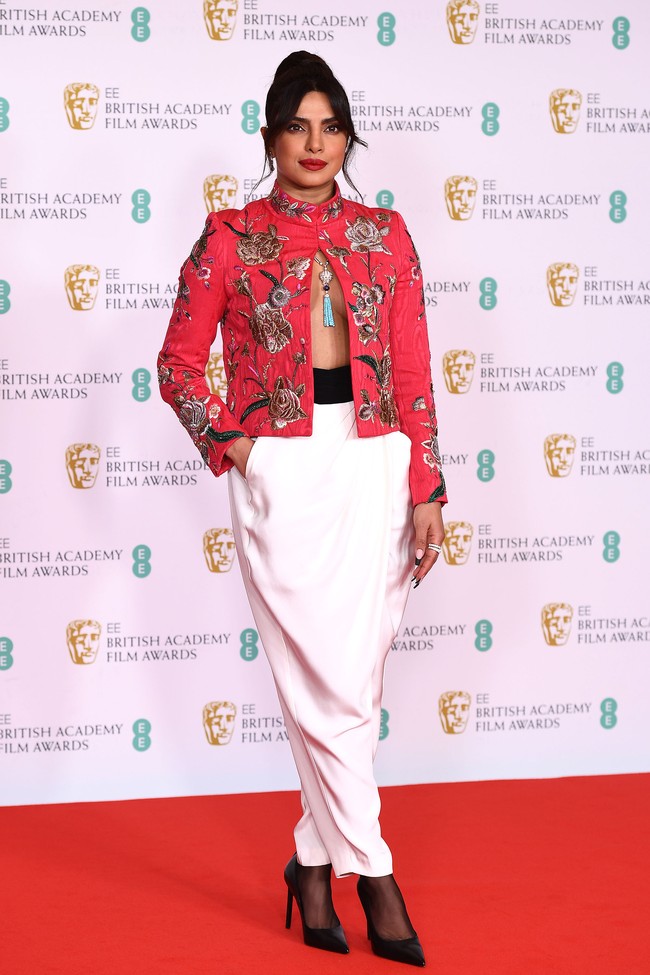 Sebuah atasan bersiluet blazer dalam warna pink gelap yang dihiasi bordiran motif floral menjadi andalan Miss World 2000 itu. (Foto: Getty Images/Jeff Spicer)
