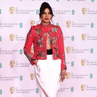 Sebuah atasan bersiluet blazer dalam warna pink gelap yang dihiasi bordiran motif floral menjadi andalan Miss World 2000 itu. (Foto: Getty Images/Jeff Spicer)