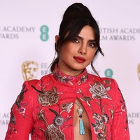 Baju keluaran label Pertegaz ini hadir dengan gaya kerah  tinggi yang terkancing, lalu dibiarkan terbuka pada bagian bawah sehingga mengekspos area dadanya yang tanpa dalaman (braless). (Foto: Getty Images/Jeff Spicer)