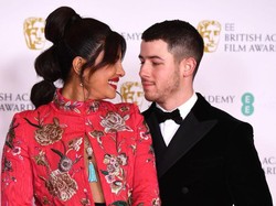 7 Gaya Seksi Priyanka Chopra Sambil Pamer Mesra Bareng Nick Jonas di BAFTAs